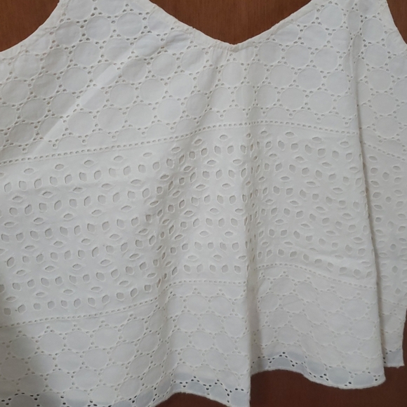 Hollister Flowy Crop Top - Picture 2 of 3